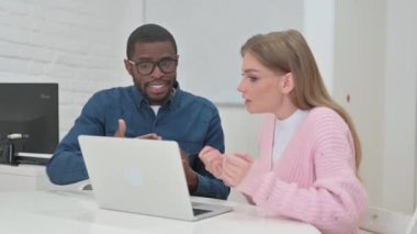 Sinirli Genç Takım Arkadaşları Laptop ve Tartışma 'da çalışıyor