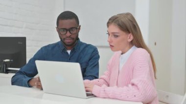 Genç Takım Arkadaşları Bilgisayarda Çevrimiçi Ticareti Kutluyor