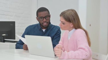 Genç Takım Arkadaşları tarafından dizüstü bilgisayardaki belgeler