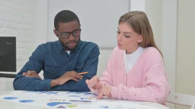 Genç Takım Arkadaşları Belgeler Üzerinde Çalışıyor