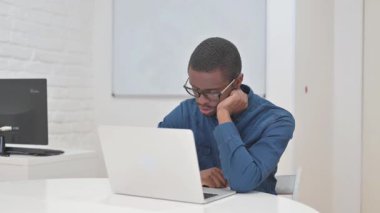 Uyuyan Orta Çağ Afrikalı Adam İş başında