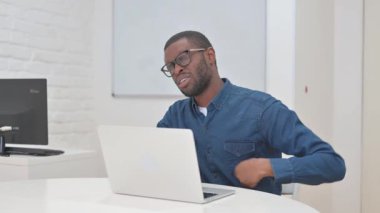 İşte Sırt Ağrısı Olan Orta Yaşlı Afrikalı Adam