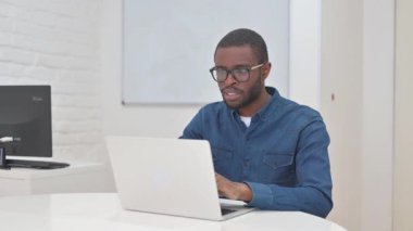 Çevrimiçi Başarı Kutlaması Orta yaşlı Afrikalı Adam