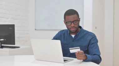 Orta Çağ Afrikalı Adam tarafından Çevrimiçi Bankacılık