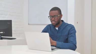 Orta Çağ Afrikalı Adam 'dan Online Video Sohbeti