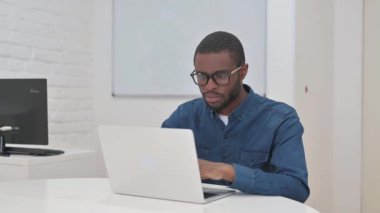 Orta yaşlı Afrikalı Ofisteki Kameraya Bakıyor