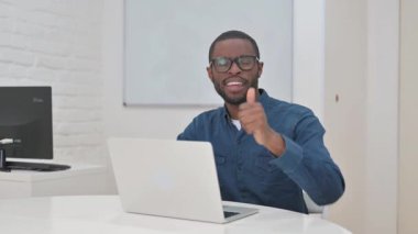 Çalışma Alanındaki Kameraya Bakan Orta Çağ Afrikalı Adam Başparmağını kaldırdı