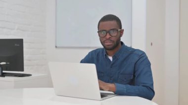 Orta yaşlı Afrikalı Adam Çalışma Alanındaki Kameraya Bakıyor