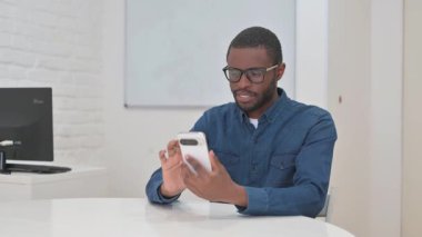 Orta yaşlı Afrikalı Adam Çalışma Alanında Telefonda Mesaj Yazıyor