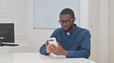 Orta Çağ Afrikalı Adam Çevrimiçi Başarılı Telefon Ticareti İçin Heyecanlı