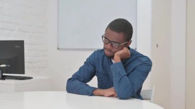 Ofiste oturan Uyuyan Orta Çağ Afrikalı Adam