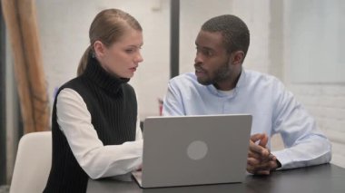 Laptopta Çalışan Gergin İş Adamları