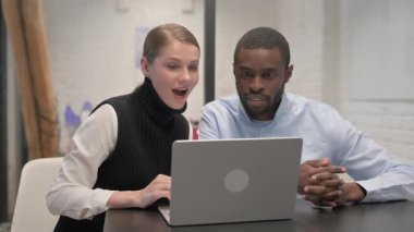 Dizüstü bilgisayarda Proje Başarısını Kutlayan İş Adamları