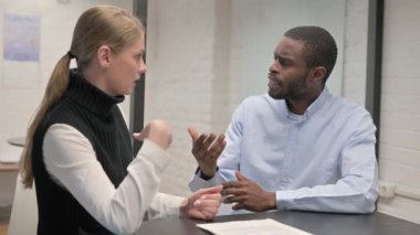 Toplantıda Otururken Mutlu Yaratıcı İnsanlar Konuşuyor