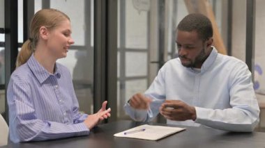 Yaratıcı Afrikalı Adam 'ın Kadın Meslektaşla Konuşması' nı kapatın.