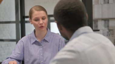 Erkek İş Arkadaşıyla Yaratıcı Kadın Konuşuyor 'un Kapanışı