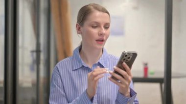 Çevrimiçi Başarı İçin Heyecanlı Genç Kadın Portresi