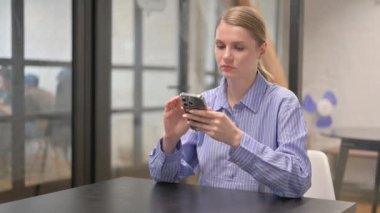 İşte Telefonu Kullanan Genç Kadın