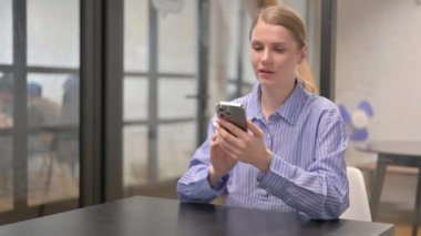 Telefonda Video Sohbeti Yapan Genç Kadın