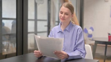 Ofiste İş Belgeleri Okuyan Genç Kadın