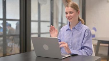 Çevrimiçi Video Sohbeti Genç Kadın