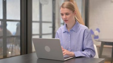 Çalışma Alanındaki Kameraya Bakan Genç Kadın Baş Parmaklıyor