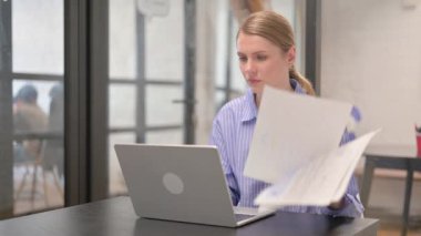 Hüsrana uğramış Genç Kadın Laptop 'ta çalışırken Kötü İş Raporuna Tepki Veriyor