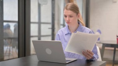 Yıllık İş Raporunu Okurken Kârını Kutlayan Kadın