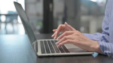 Laptop 'ta Yazan Kadın Yan Görünümü