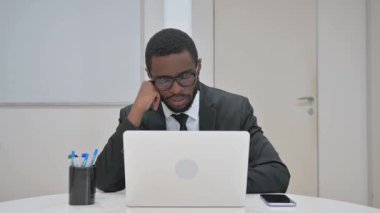 İşadamı Dizüstü bilgisayarda çalışırken Dinleniyor