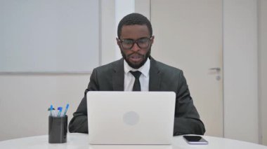 Gülümseyen Afrikalı İş Adamı Videoda Konuşuyor