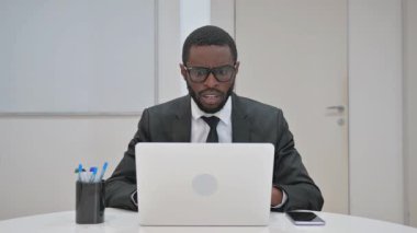 Endişeli İşadamı İş yerinde Endişeli Görünüyor