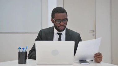 Odaklanmış İşadamı Masasında Belgeleri İnceleyecek