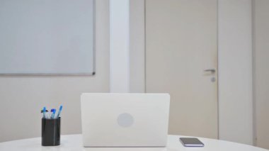 İş Adamı Gelen Çalışma Masası