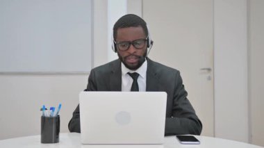 İşadamı laptopta Kulaklıkla Etkin Konuşuyor