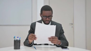 Belgeleri okurken İşadamı Şok Etti ya da İnanmadı