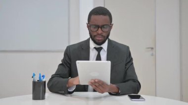 işadamı dijital tablet kullanma