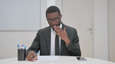 İşadamı Belgeler ve Yazılar Üzerinde Düşünüyor