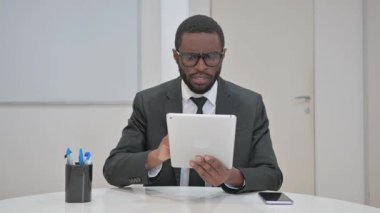 İş adamı bir tabletle hayal kırıklığı yaşıyor.