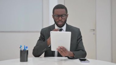 İş Adamı Video İçin Konuşuyor Tabletteki Çağrı