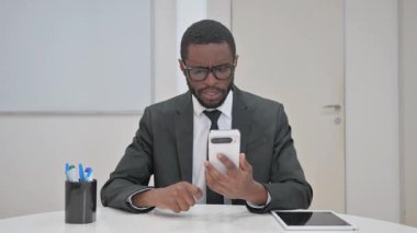 İş Adamı Video İçin Konuşuyor Akıllı Telefonla Aradı