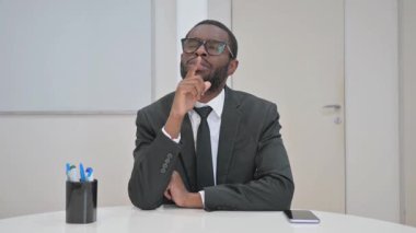 Masadaki düşünceli Afrikalı Amerikalı İş Adamı