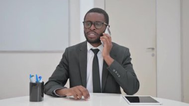 Konuşan İşadamı Bir telefon görüşmesi yaptı