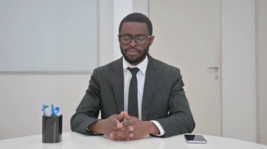 İş Adamı İşten Sonra Büro Masasından Ayrıldı