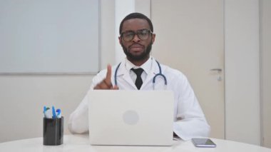 Kameraya Bakarken Doktor Hareket Etmiyor