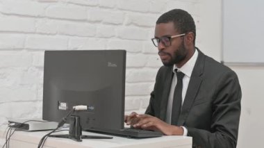 Bir Masaüstü Bilgisayarı üzerinde çalışan İşadamı