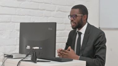 Masaüstü, Çevrimiçi Toplantıda Bir Video Konferansında İşadamı