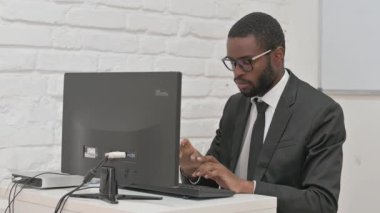 İşadamı Bilgisayar üzerinde çalışırken Hayal kırıklığıyla tepki veriyor