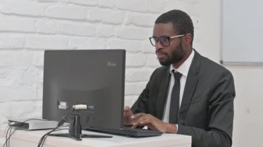 Bilgisayar üzerinde çalışırken İş Adamı Sürprizi İfade Ediyor