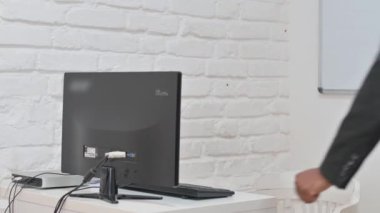 İş Adamı Çalışma Masasına Geliyor ve Oturuyor